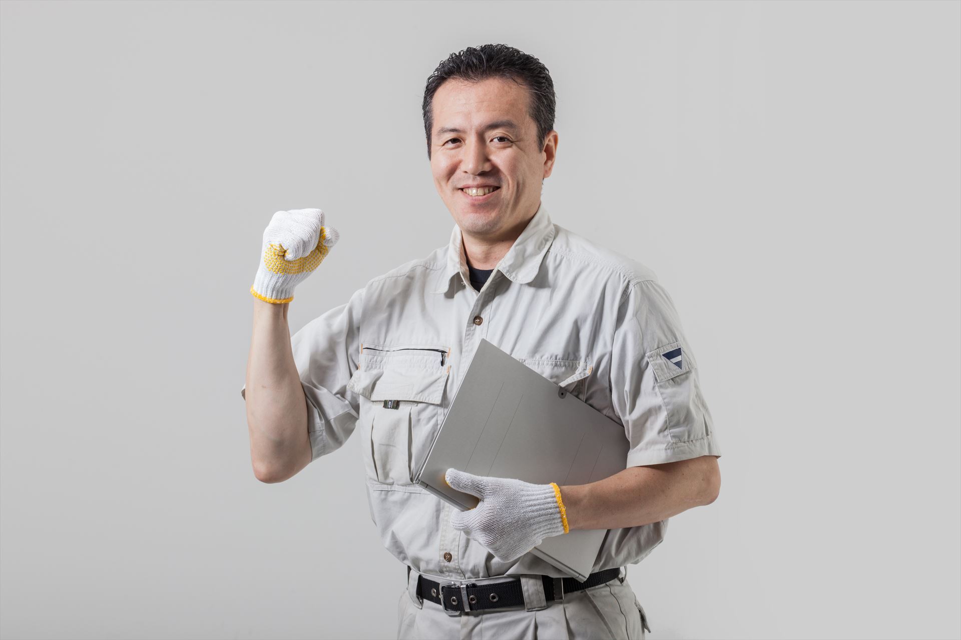 ポーズを決める作業服の男性 (4)